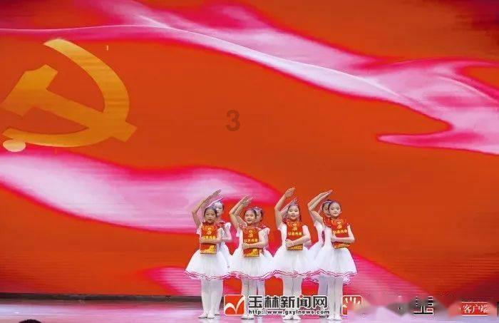眼镜 说是防辐射的 对着镜子看 反射绿光 这个镜片好吗? 还有用眼镜布檫镜片放在强光下就会看到痕迹好吗游戏画面